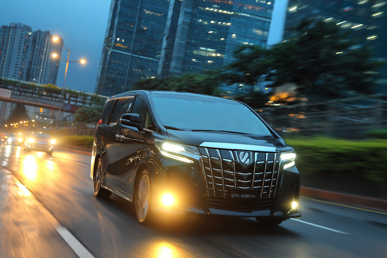 ヘッドライトを点灯するアルファード